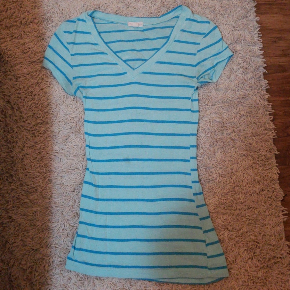 Light blue v-neck tshirt